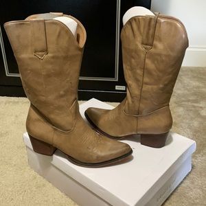 Cowboy boots women’s size 9 taupe color